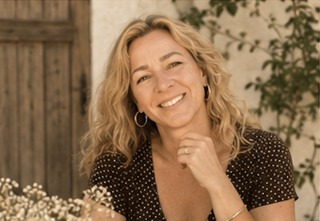 Susanne lacht in die Kamera